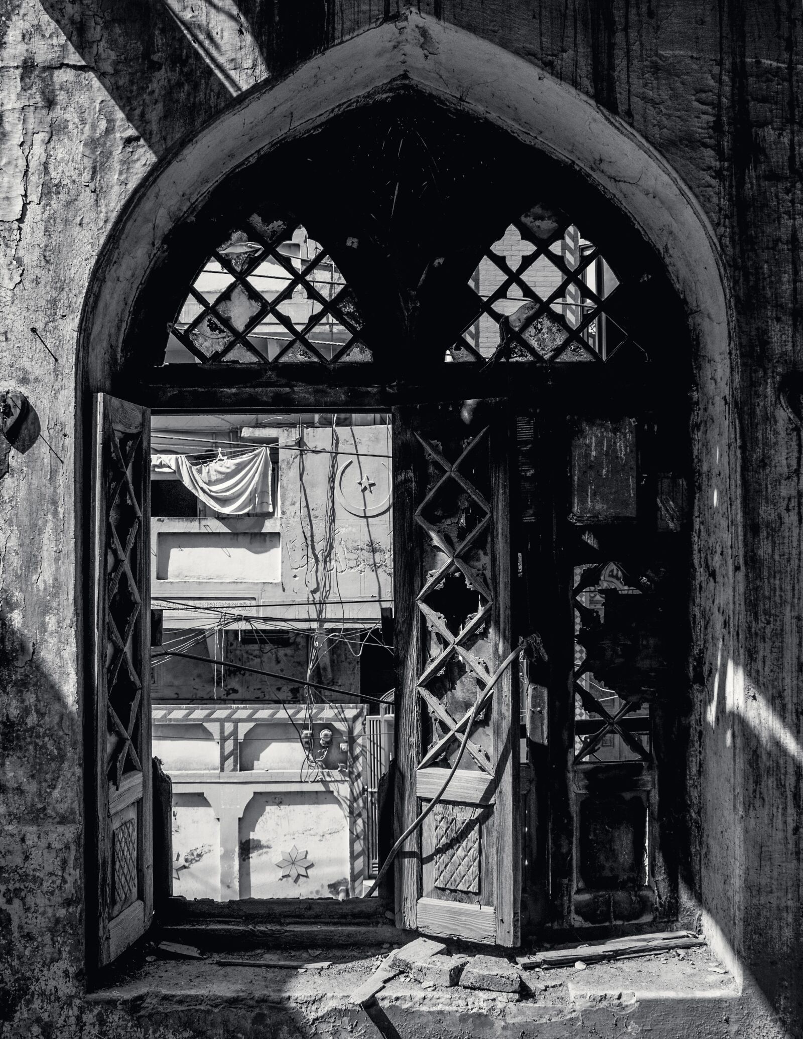 Canon EOS 1200D (EOS Rebel T5 / EOS Kiss X70 / EOS Hi) sample photo. Old, window, forgotten photography