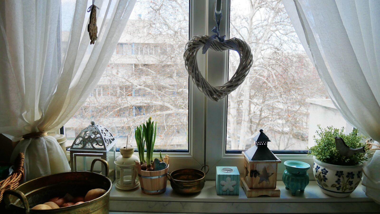 Panasonic Lumix DMC-GX85 (Lumix DMC-GX80 / Lumix DMC-GX7 Mark II) sample photo. Decoration, table, home photography