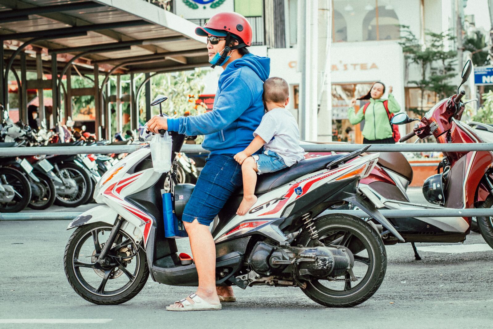 Canon EOS 80D + Canon EF 85mm F1.8 USM sample photo. Father, the son, transport photography