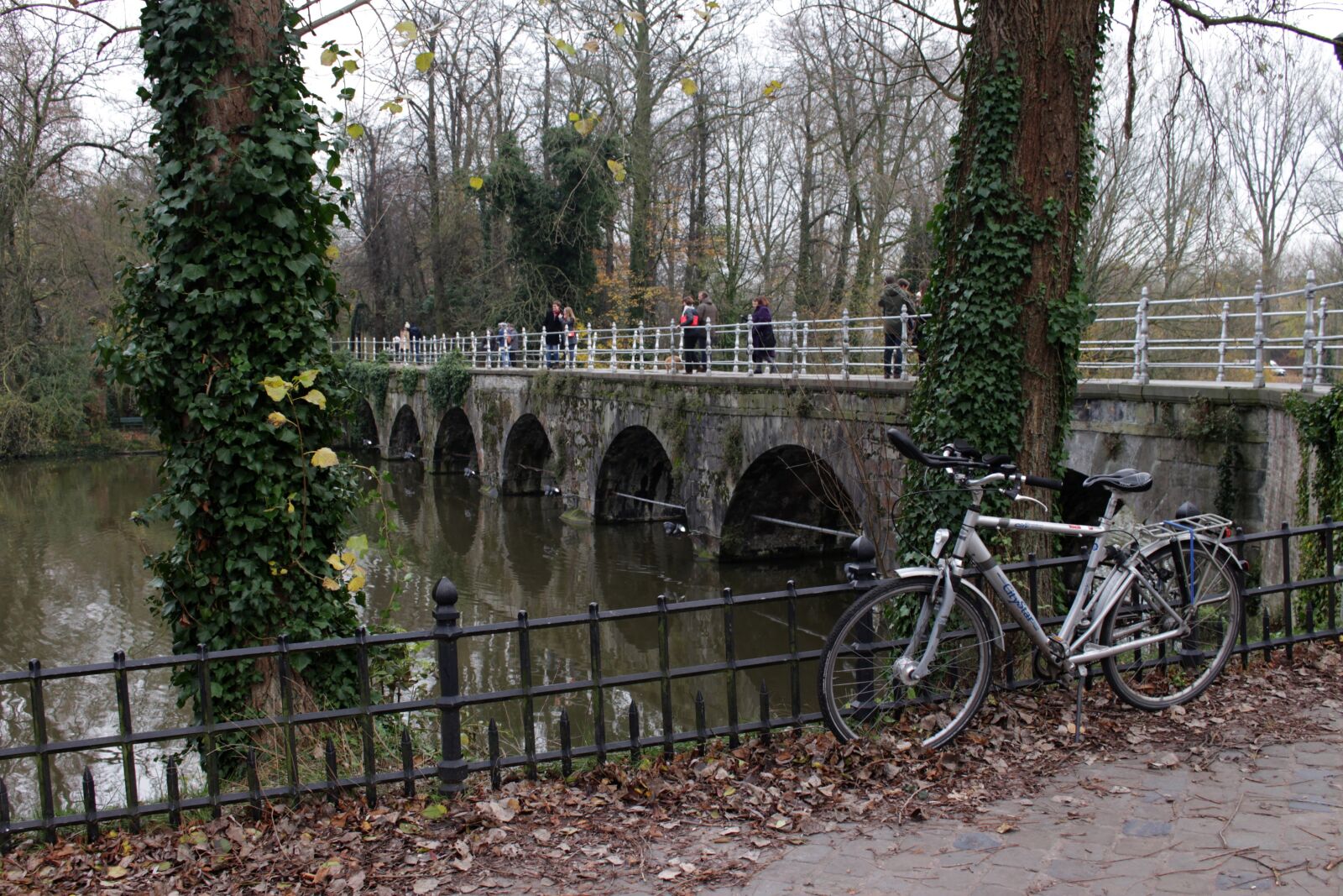 Canon EOS 700D (EOS Rebel T5i / EOS Kiss X7i) sample photo. Bruges, bike, bridge photography
