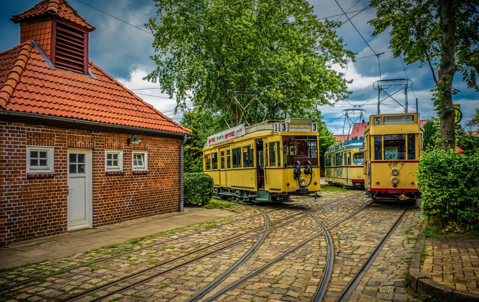 Sony a7 II + Sony FE 28-70mm F3.5-5.6 OSS sample photo. Tram, gleise, railway station photography
