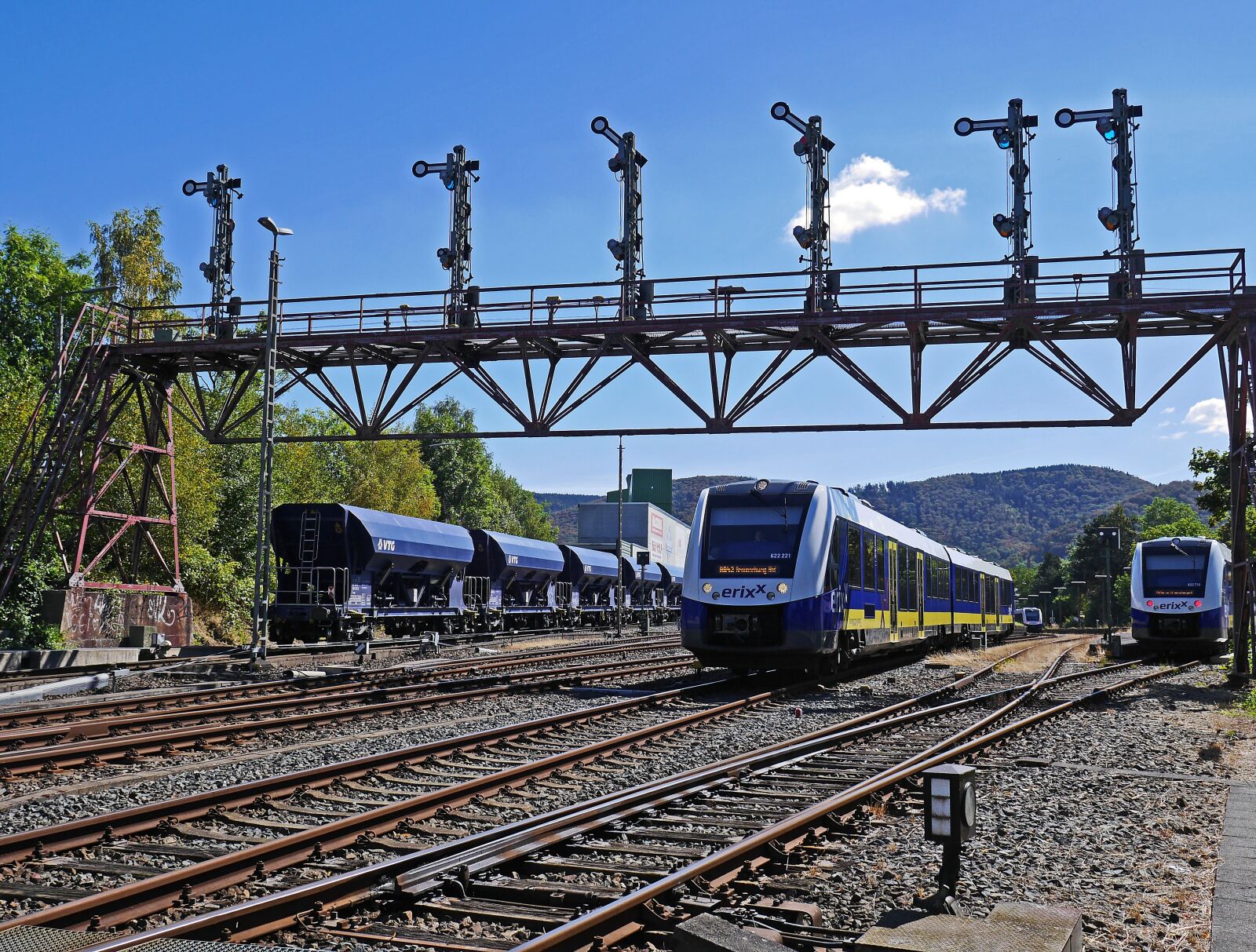 Panasonic Lumix DMC-GH3 sample photo. Railway, gleise, gantry photography