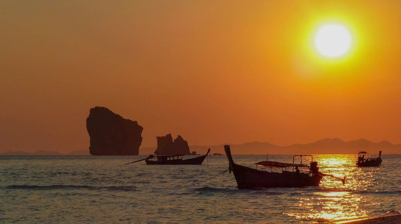Panasonic Lumix DMC-FZ200 sample photo. Sunset, sea, boat photography