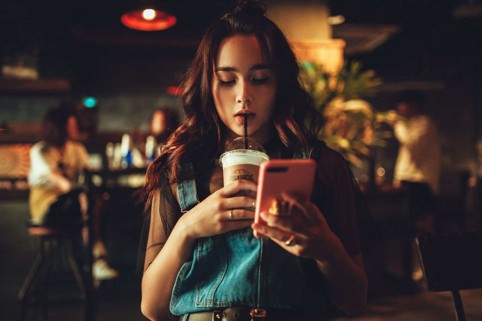 Canon EOS 5D Mark II sample photo. Woman, coffee, phone photography