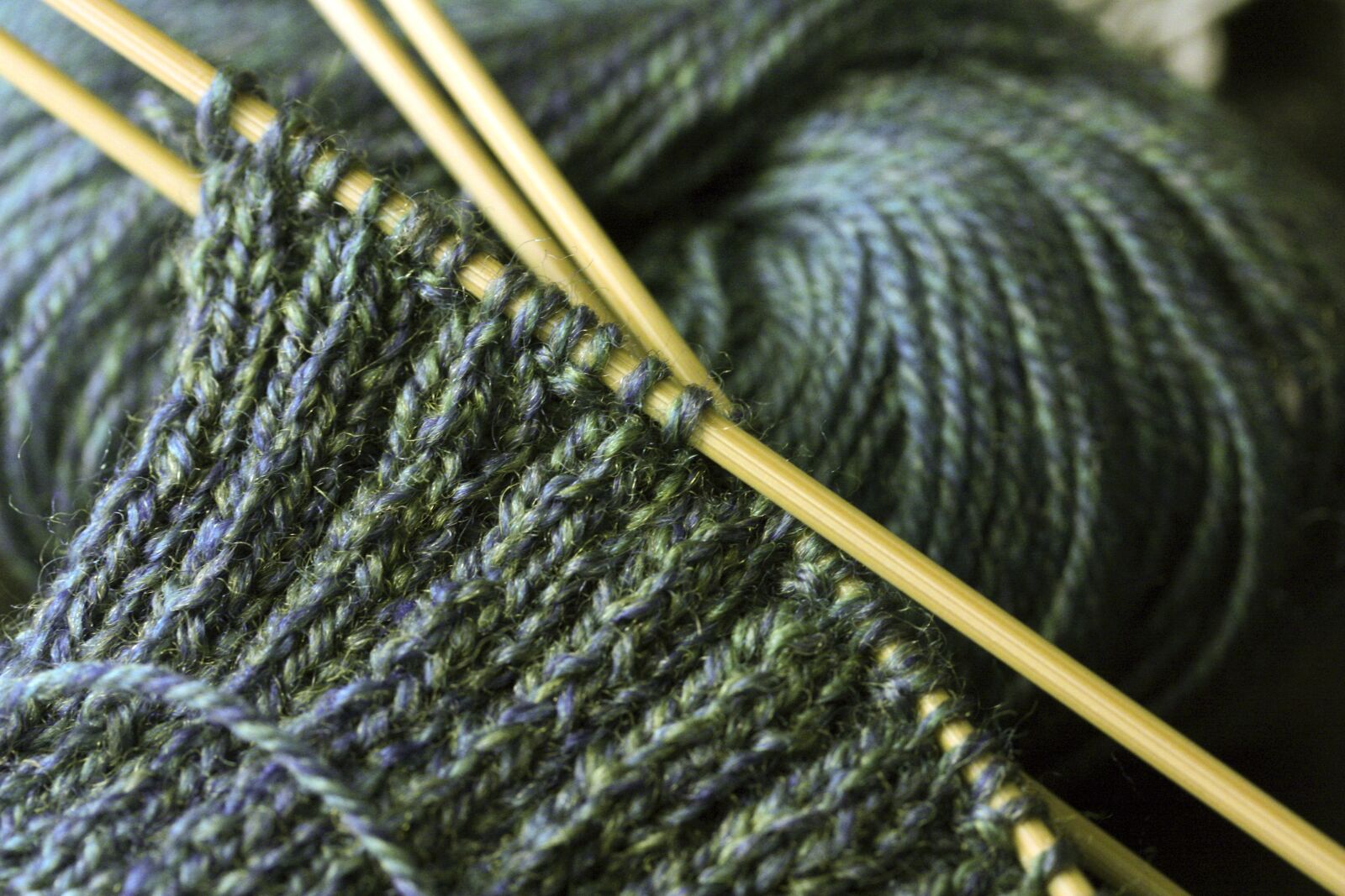 Canon EOS 450D (EOS Rebel XSi / EOS Kiss X2) sample photo. Yarn, knitting, knit photography