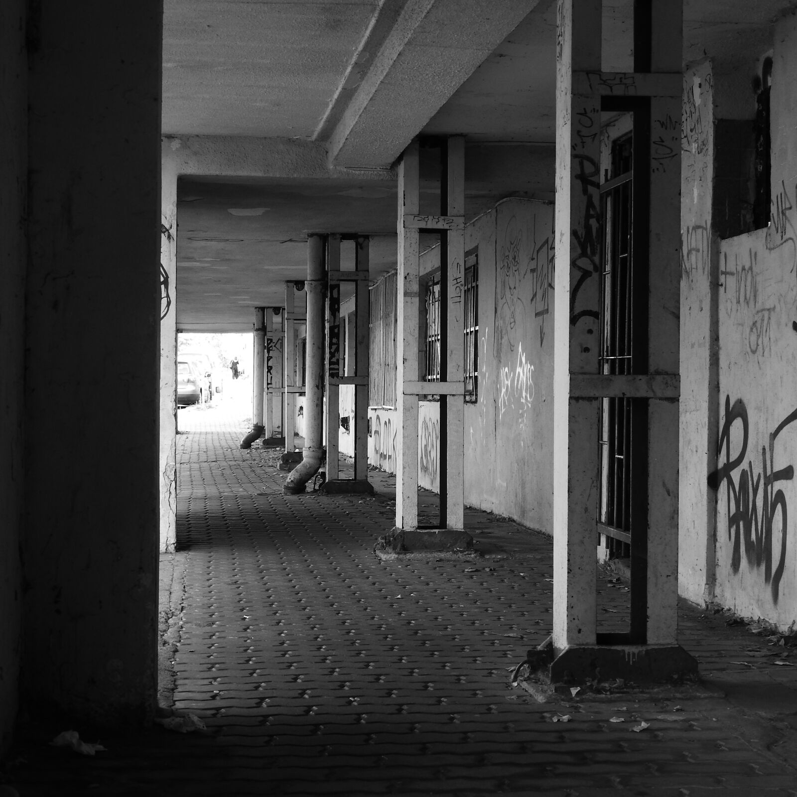 Nikon Coolpix P610 sample photo. Arcade, urban, weathered photography