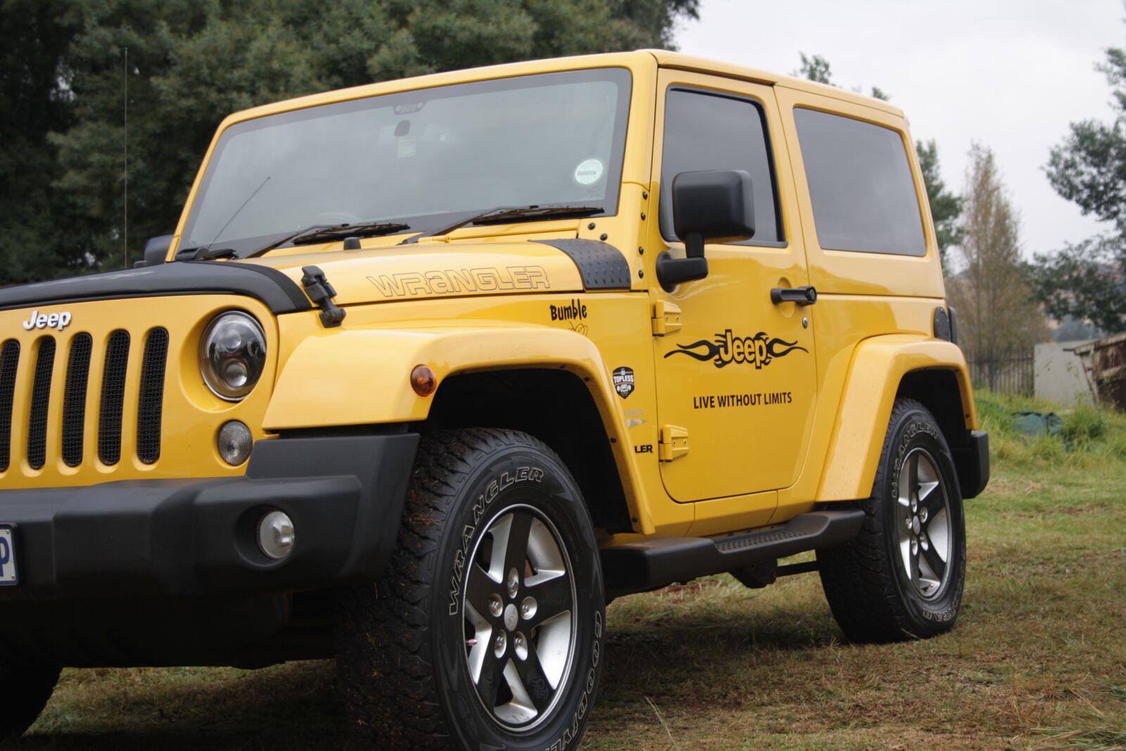 Canon EOS 1000D (EOS Digital Rebel XS / EOS Kiss F) sample photo. Jeep, yellow, car photography