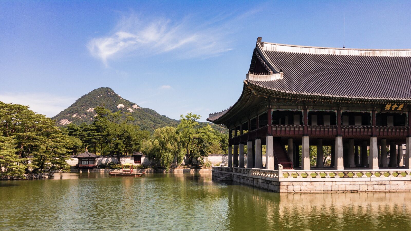 iPhone SE back camera 4.15mm f/2.2 sample photo. Seoul, temple, korea photography