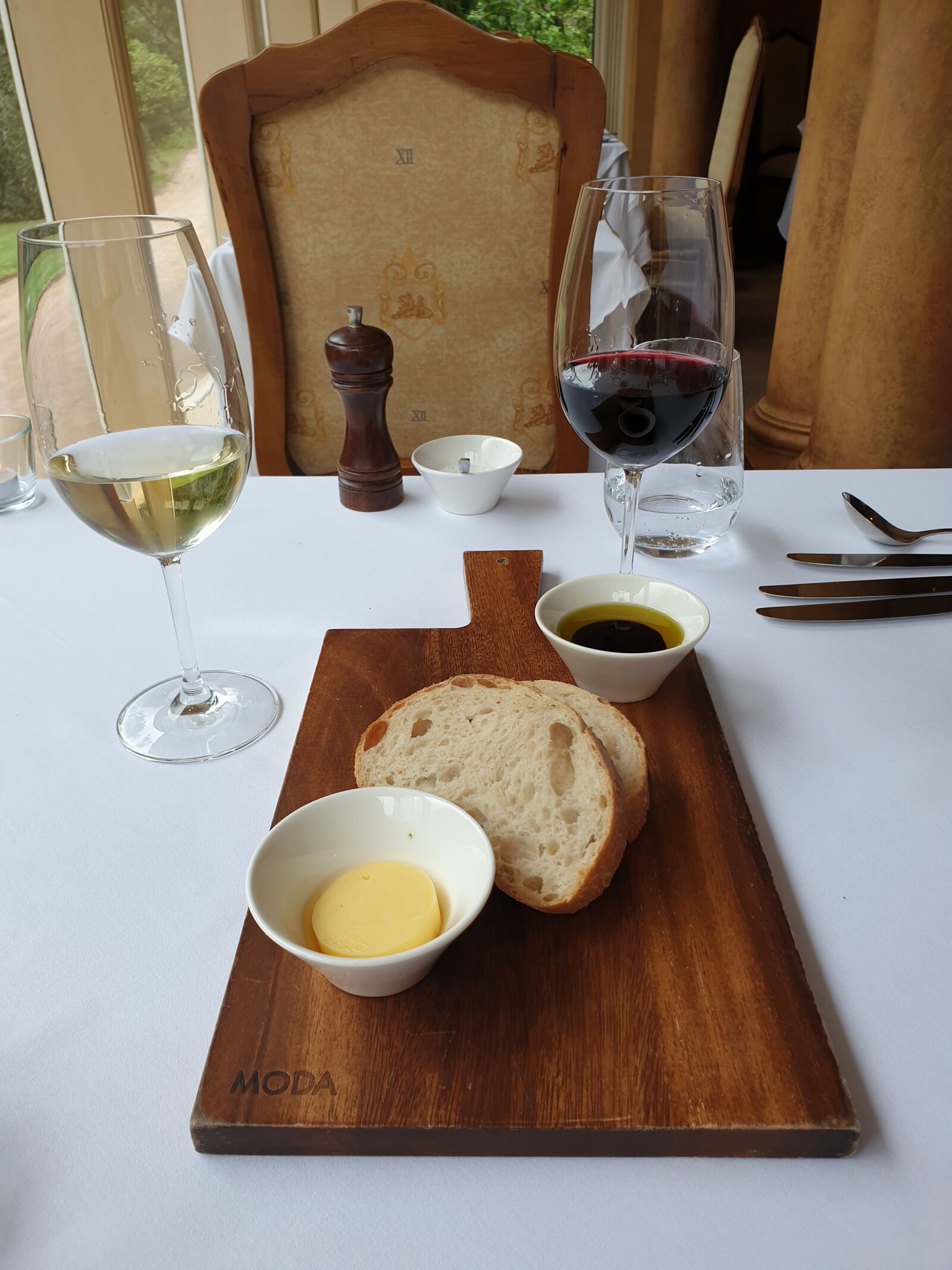 Samsung Galaxy Note9 sample photo. Bread, dinner, restaurant photography