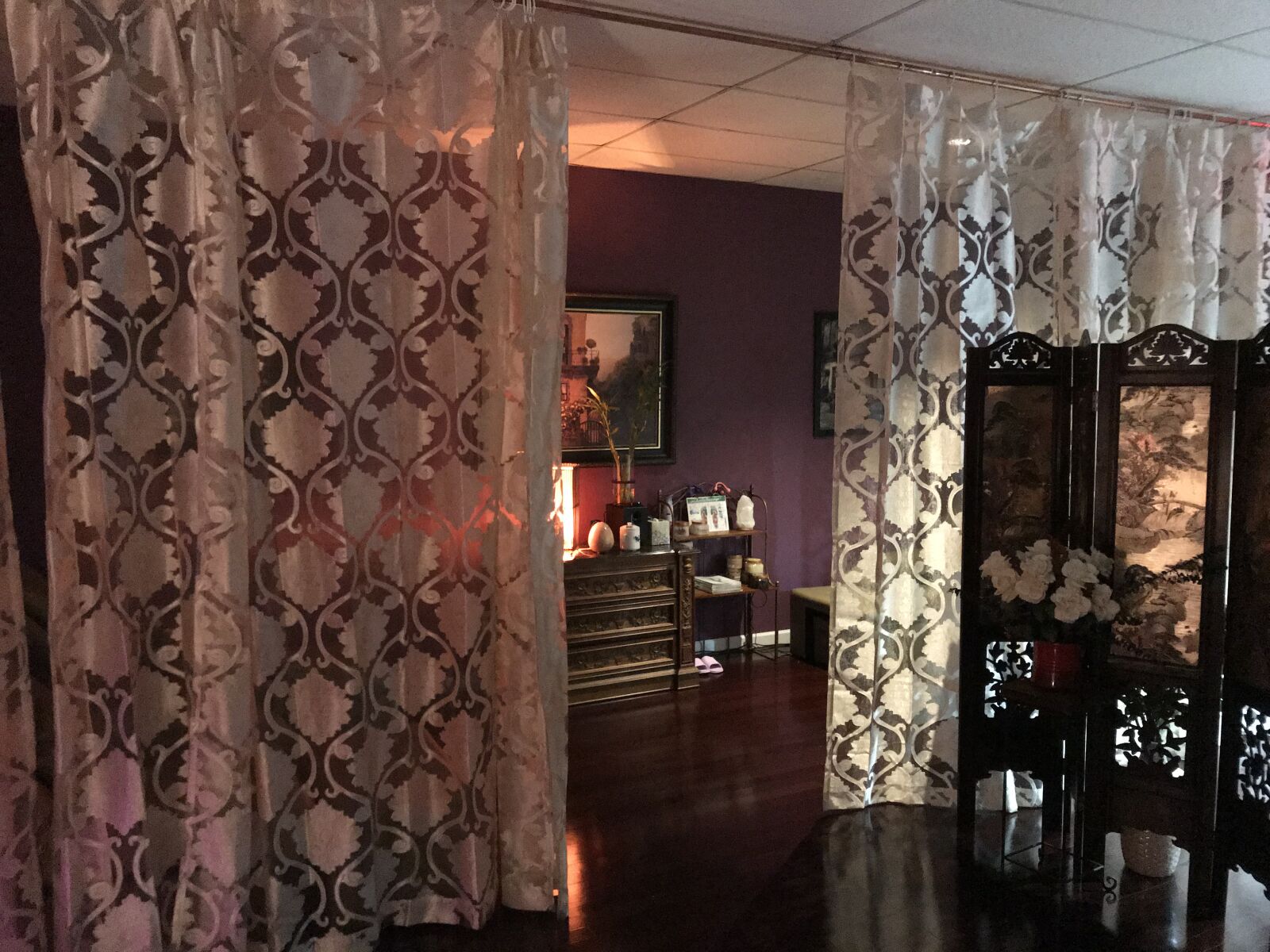 iPhone 7 Plus back dual camera 3.99mm f/1.8 sample photo. Curtains, lobby, massage photography
