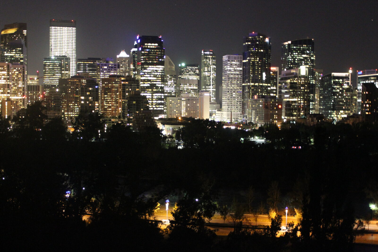 Canon EOS 600D (Rebel EOS T3i / EOS Kiss X5) sample photo. Buildings, downtown, night photography