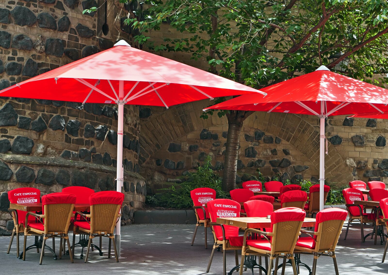 Panasonic Lumix DC-G9 sample photo. Street cafe, summer, parasols photography