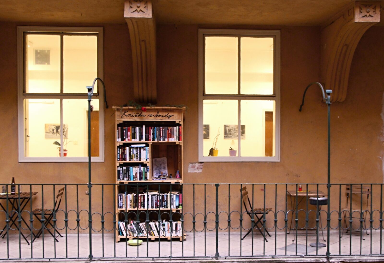 Canon EOS 100D (EOS Rebel SL1 / EOS Kiss X7) sample photo. Books, peace, café photography