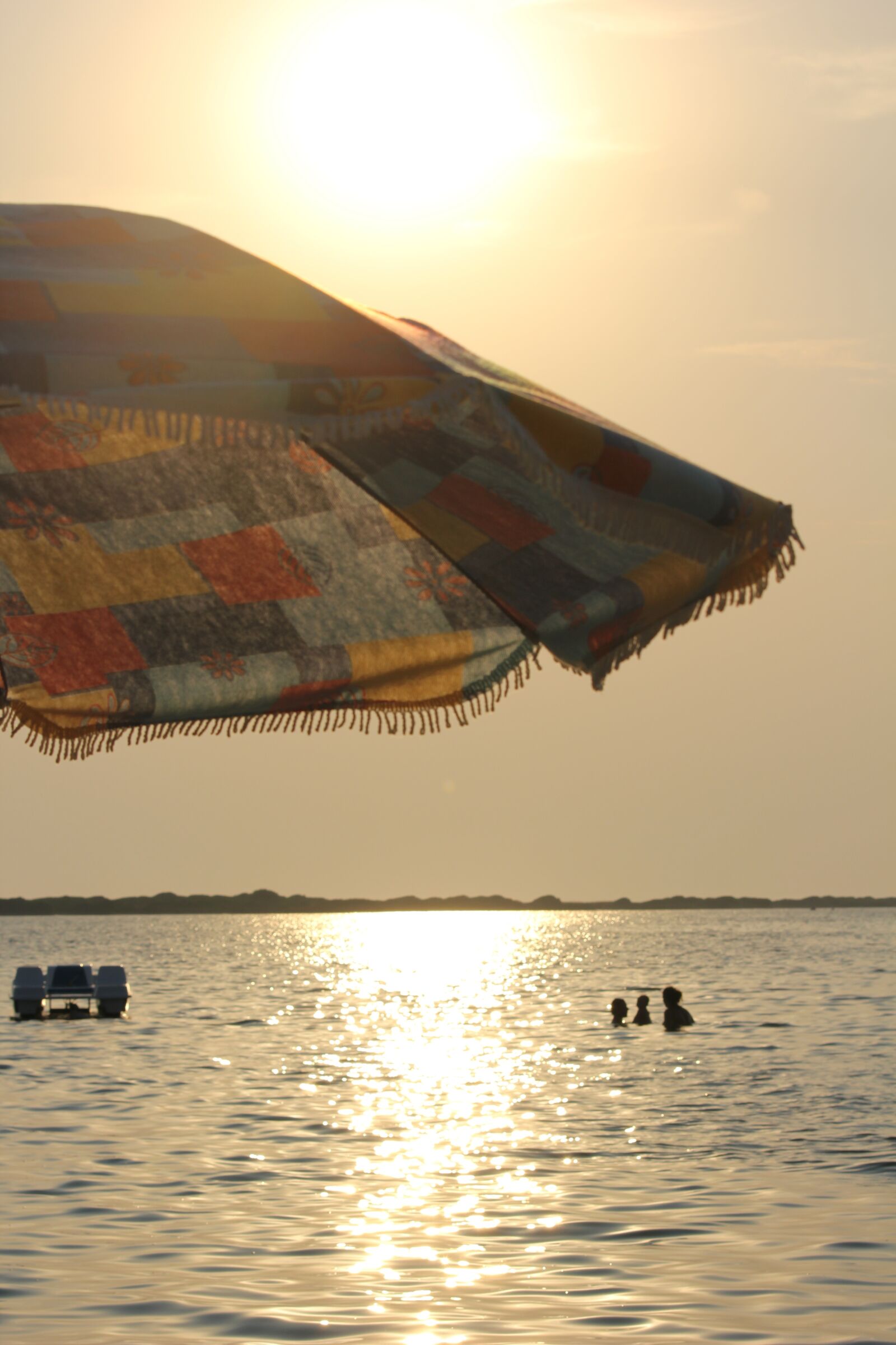 Canon EOS 550D (EOS Rebel T2i / EOS Kiss X4) sample photo. Beach umbrella, sun, sunset photography