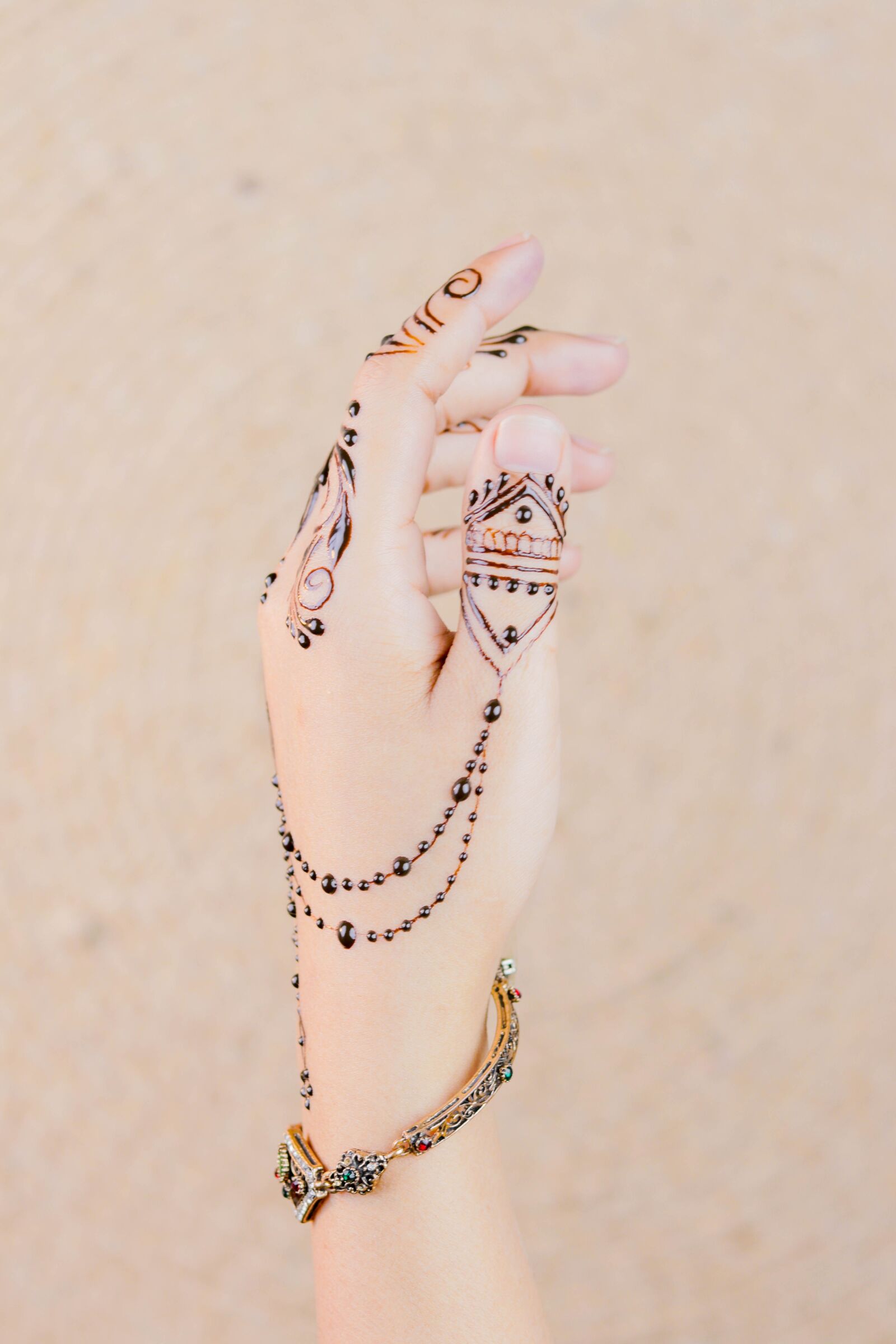 Canon EOS 80D + Canon EF 50mm F1.8 STM sample photo. Henna, hands, mehendi photography