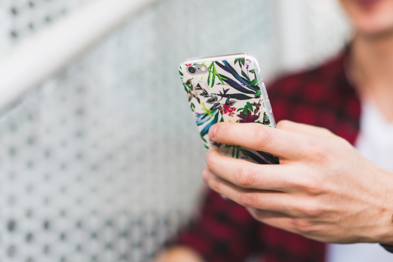 Canon EF 50mm F1.2L USM sample photo. Person, holding, smartphone, with photography