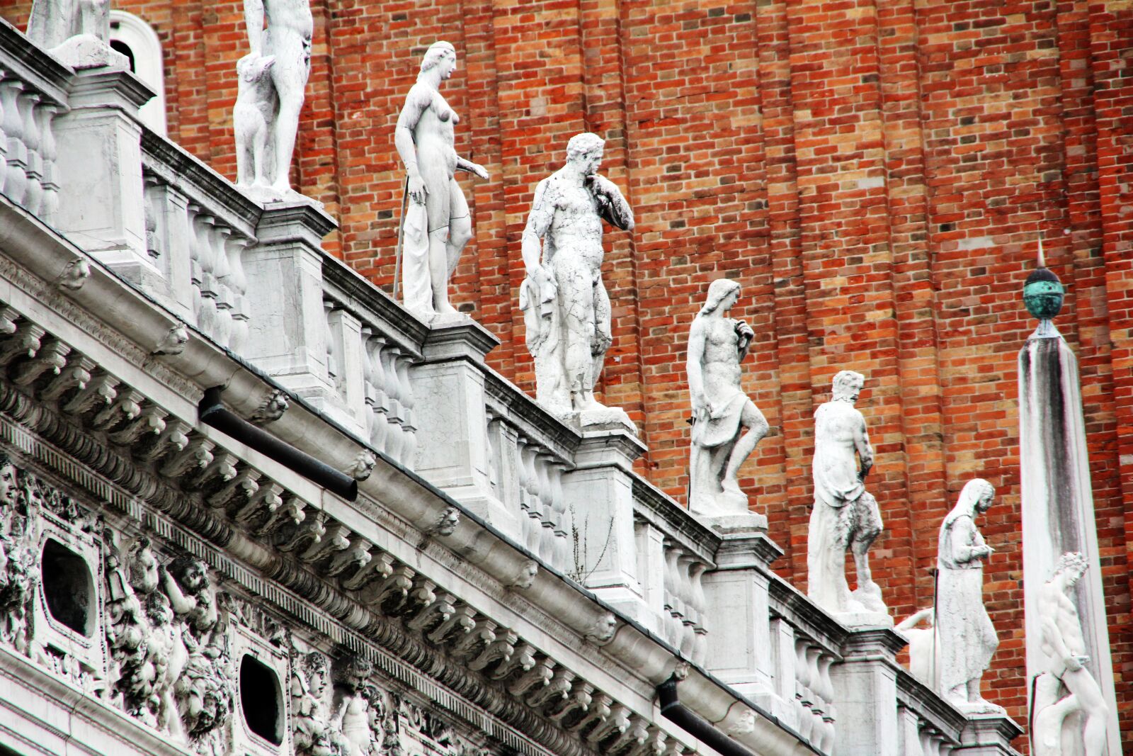 Canon EOS 60D sample photo. Ornament, roof, architecture photography
