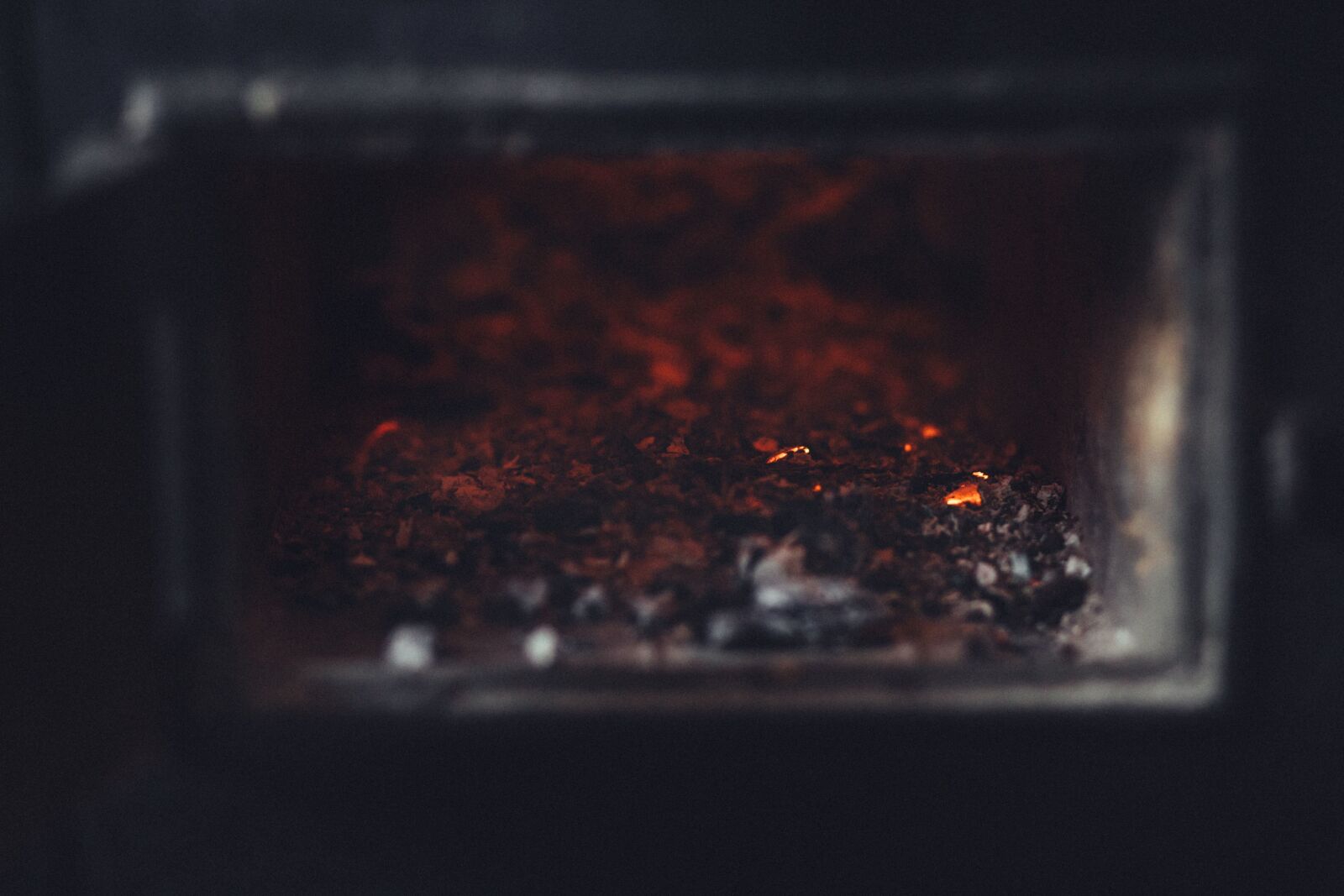 Canon EF 85mm F1.8 USM sample photo. Smoke, temperature, wood, ash photography