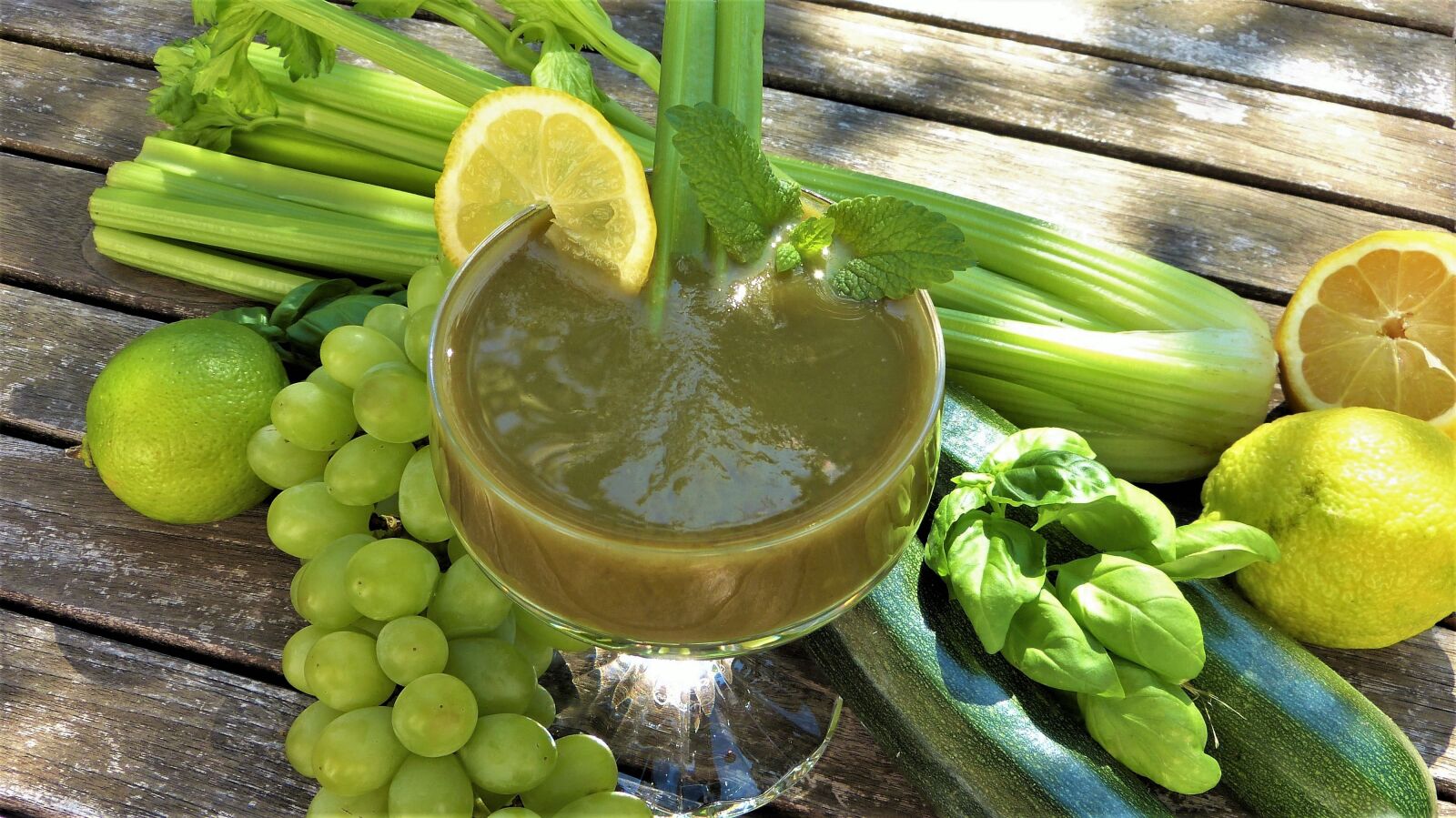 Panasonic Lumix DMC-FZ150 sample photo. Smoothie, green, grapes photography