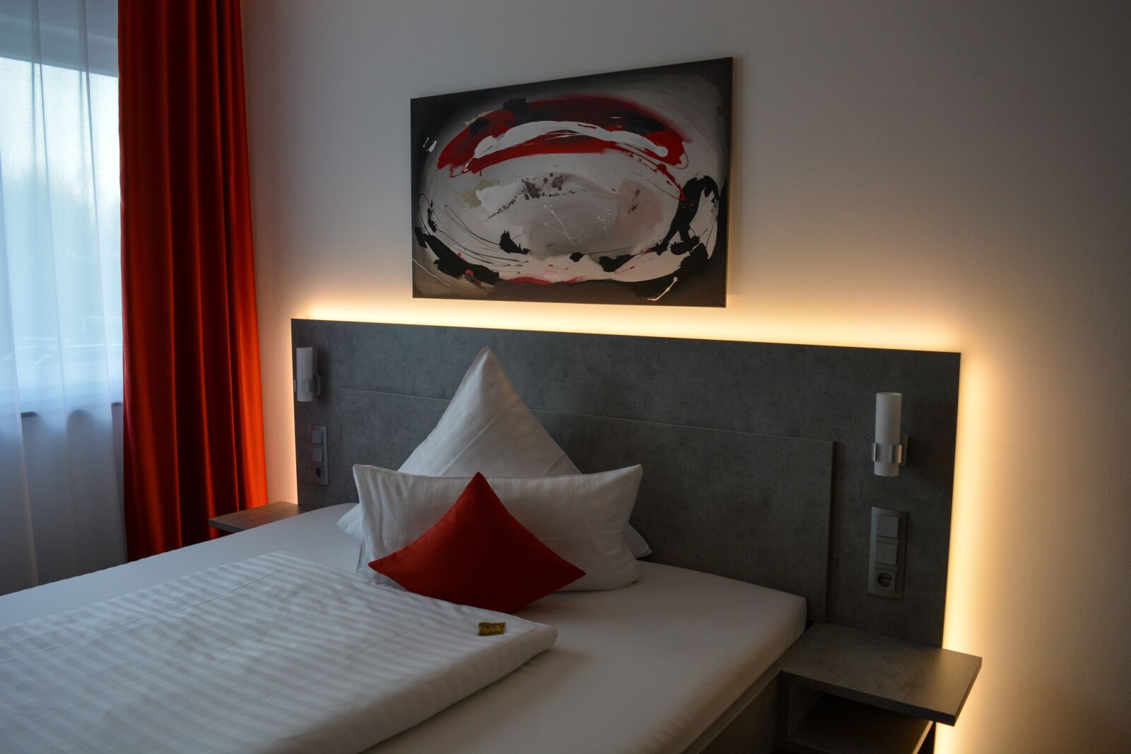 Nikon D5200 sample photo. Bedroom, lamp, bed photography