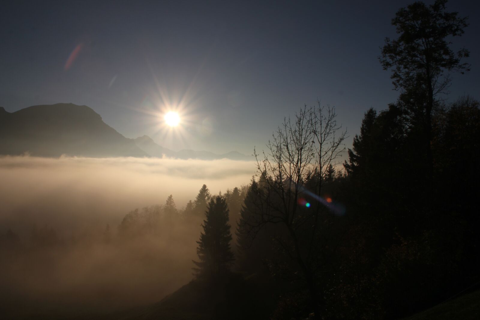 Canon EOS 550D (EOS Rebel T2i / EOS Kiss X4) sample photo. Mountains, sun, rest photography