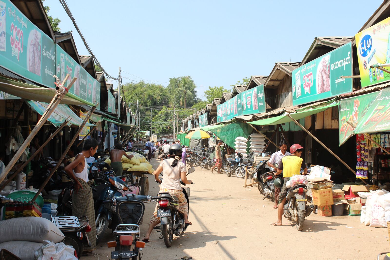 Canon EOS 600D (Rebel EOS T3i / EOS Kiss X5) sample photo. Bagan, market, burma photography