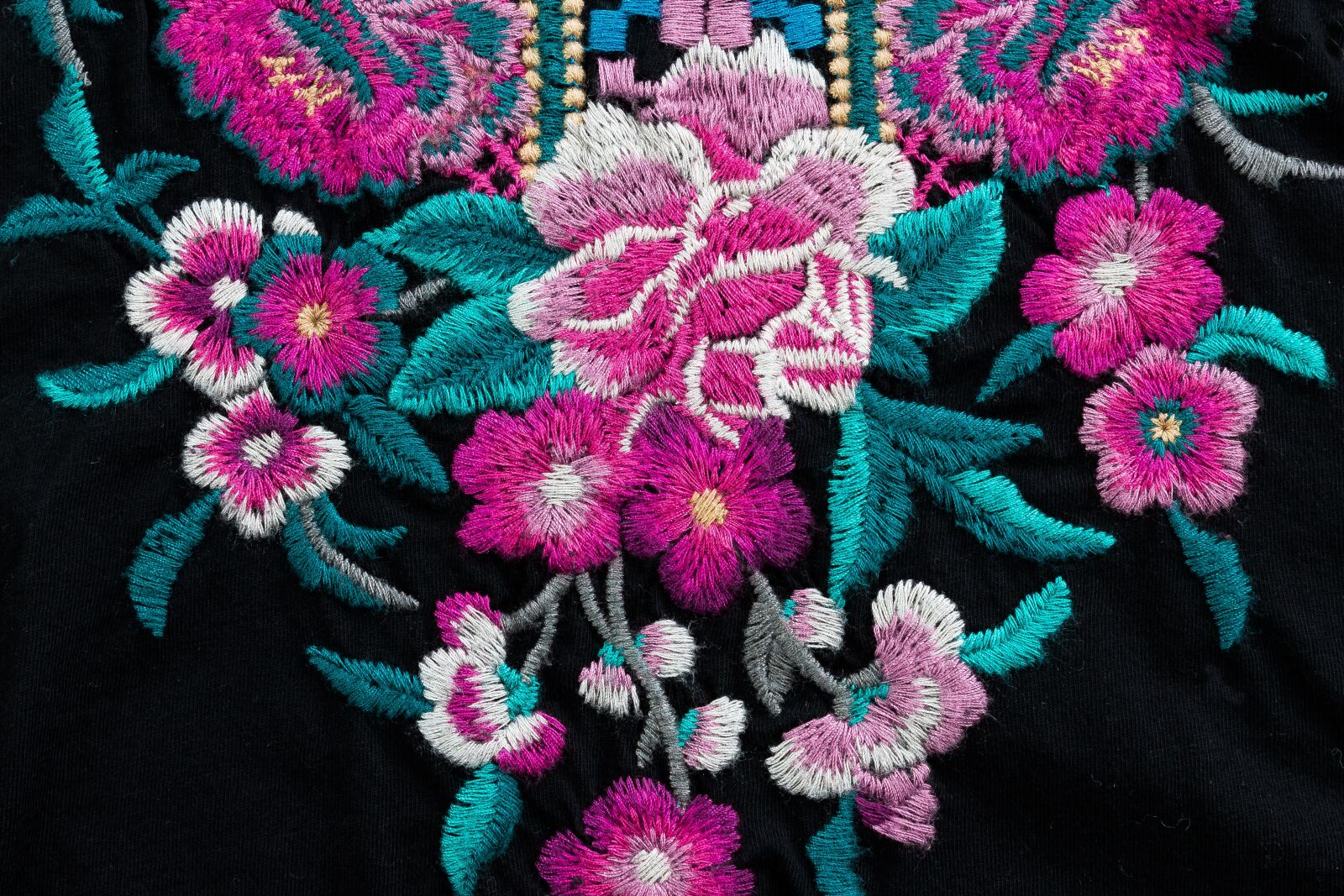 Canon EOS 1300D (EOS Rebel T6 / EOS Kiss X80) sample photo. Embroidery, flowers, floral photography