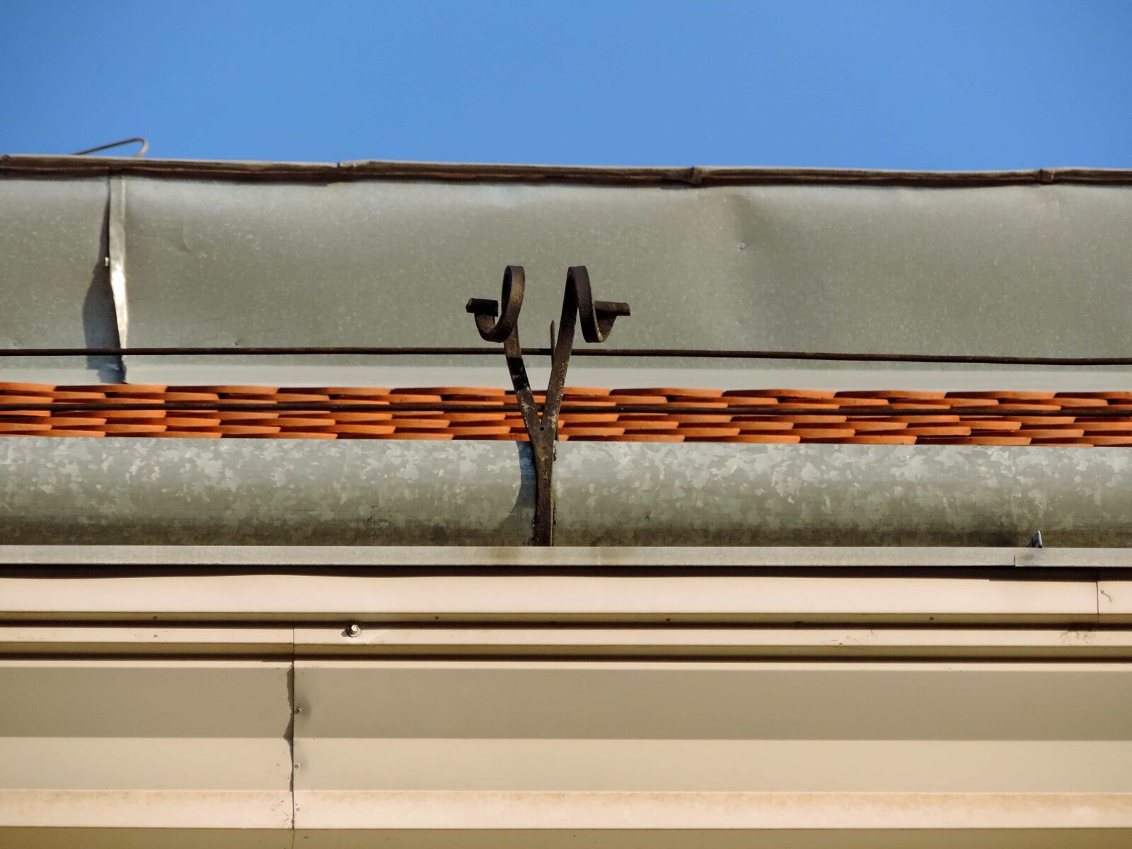 Nikon Coolpix P520 sample photo. Cast iron, roof, rooftop photography