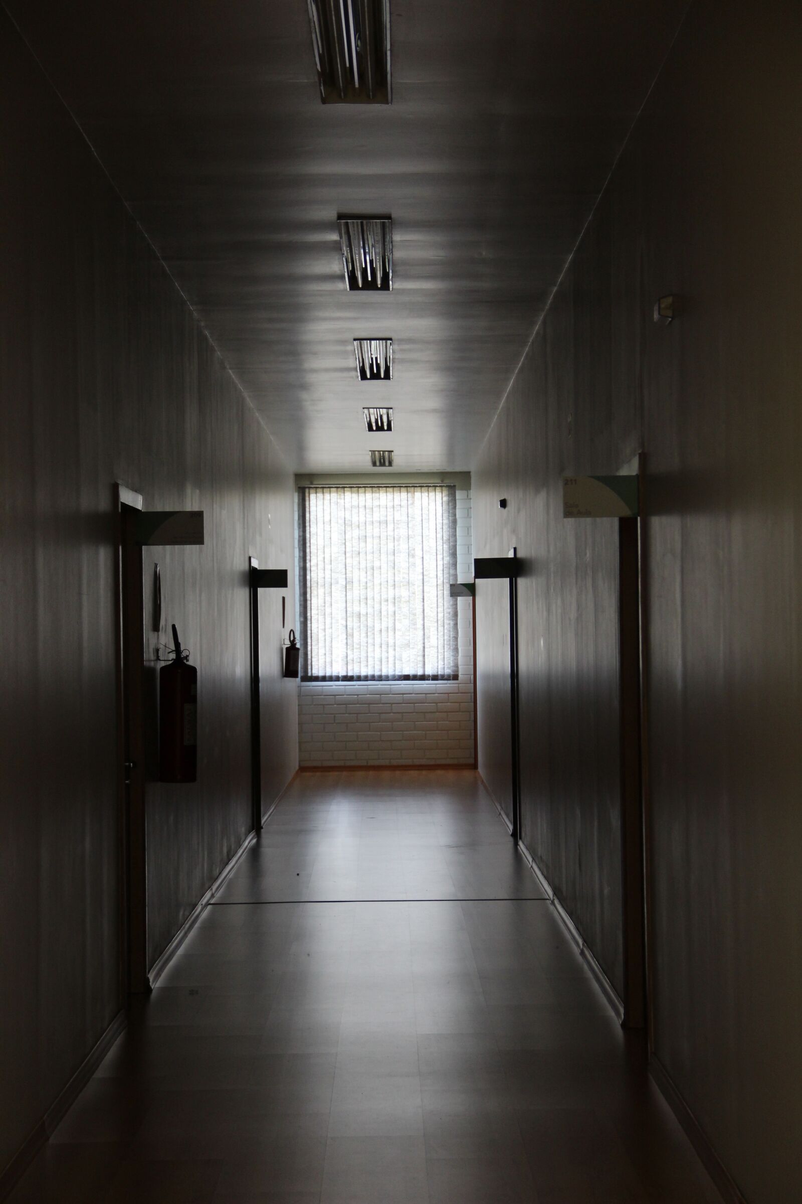 Canon EOS 600D (Rebel EOS T3i / EOS Kiss X5) sample photo. Hall, dark, window photography