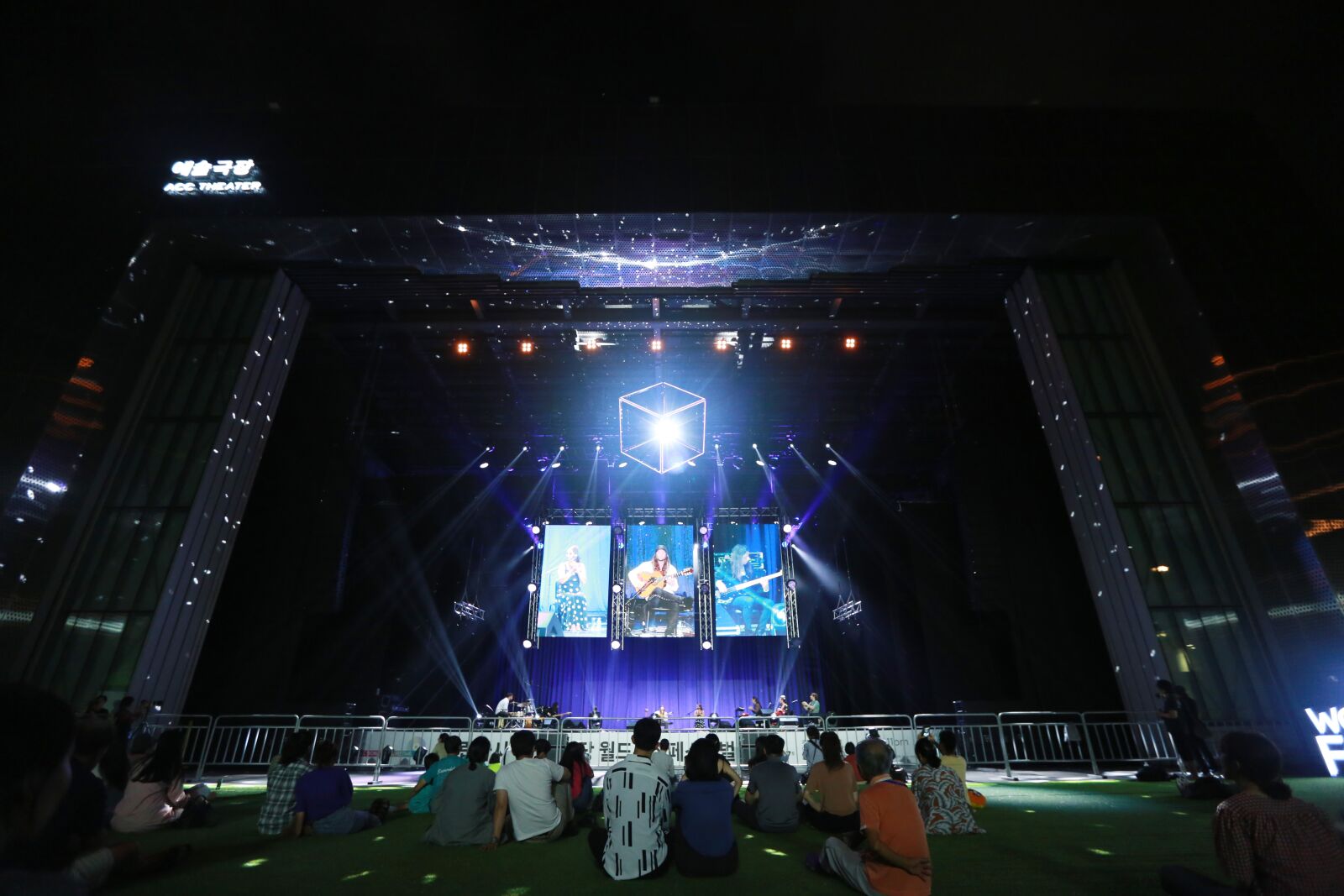 Canon EF 16-35mm F2.8L II USM sample photo. Stage, band, night photography