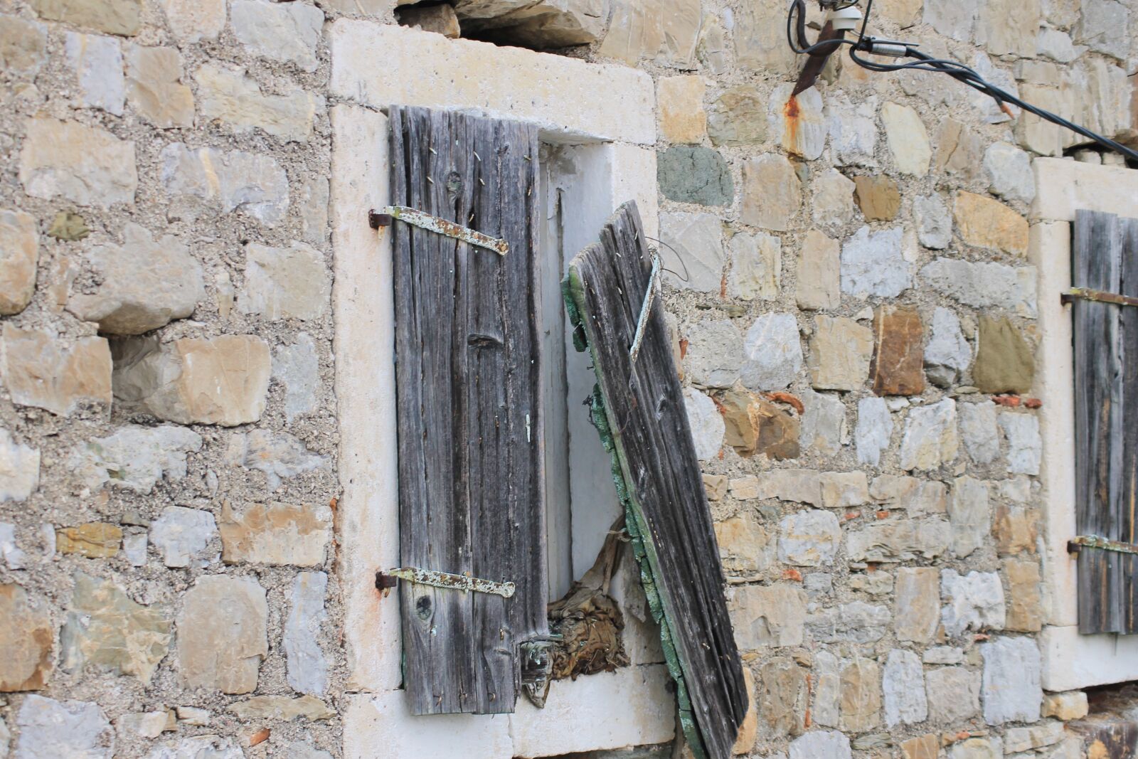 Canon EOS 1100D (EOS Rebel T3 / EOS Kiss X50) sample photo. Window, shutters, brick photography
