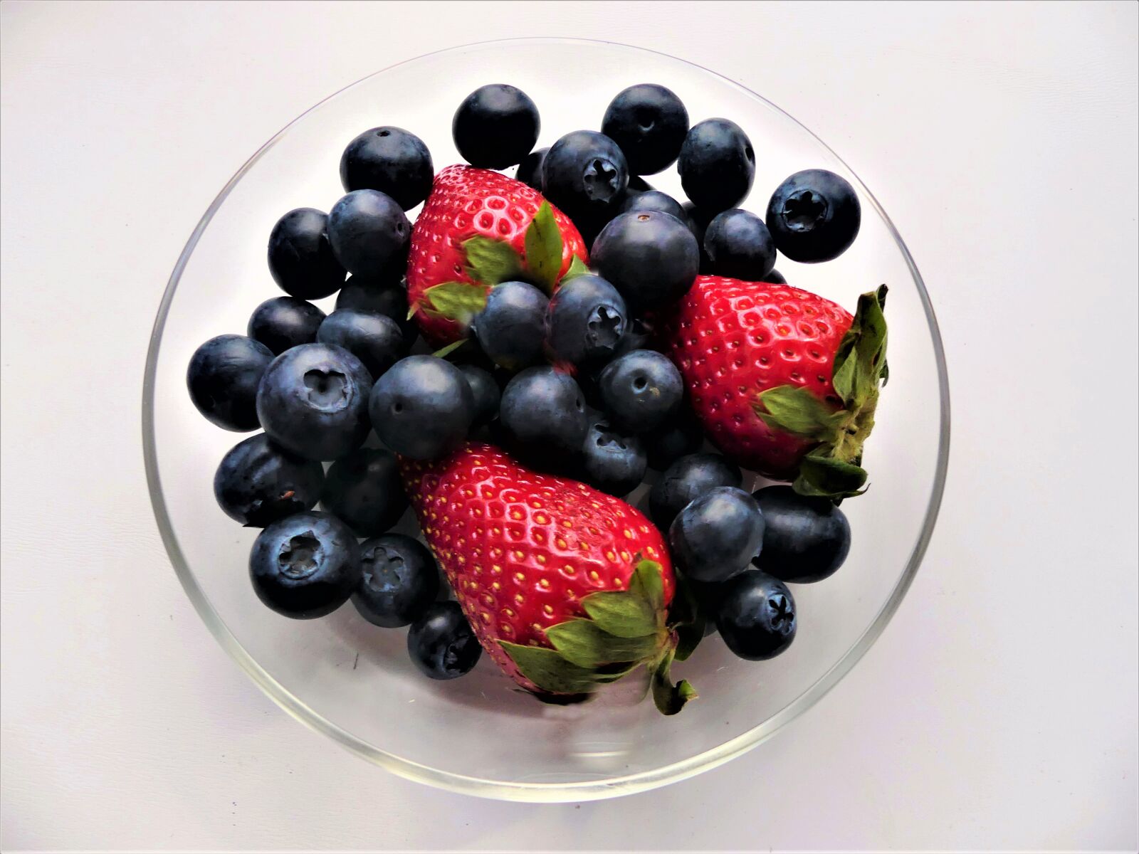Panasonic Lumix DMC-FZ300 sample photo. Fruit, strawberries, blueberries photography