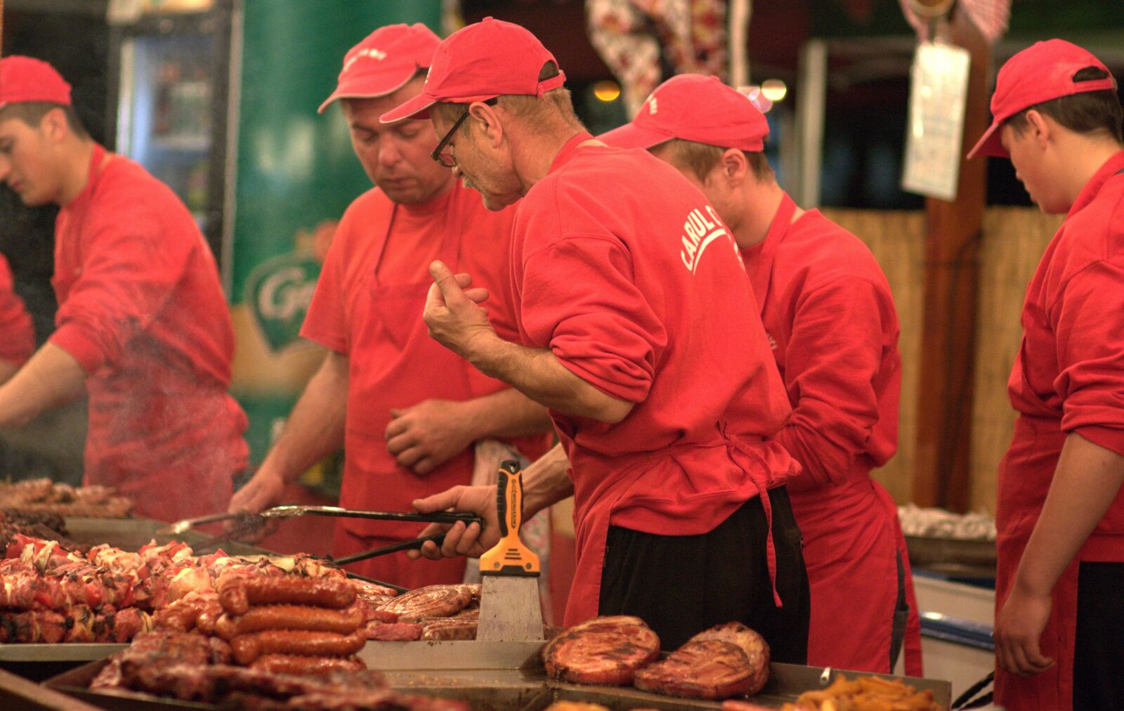 Canon EOS 450D (EOS Rebel XSi / EOS Kiss X2) sample photo. Cook, waiter, barbecue photography