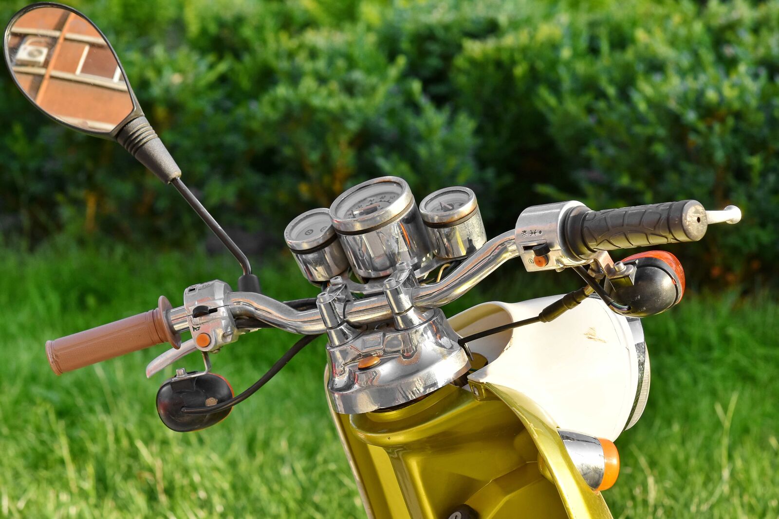 Nikon D5500 sample photo. Chrome, gauge, mirror, moped photography
