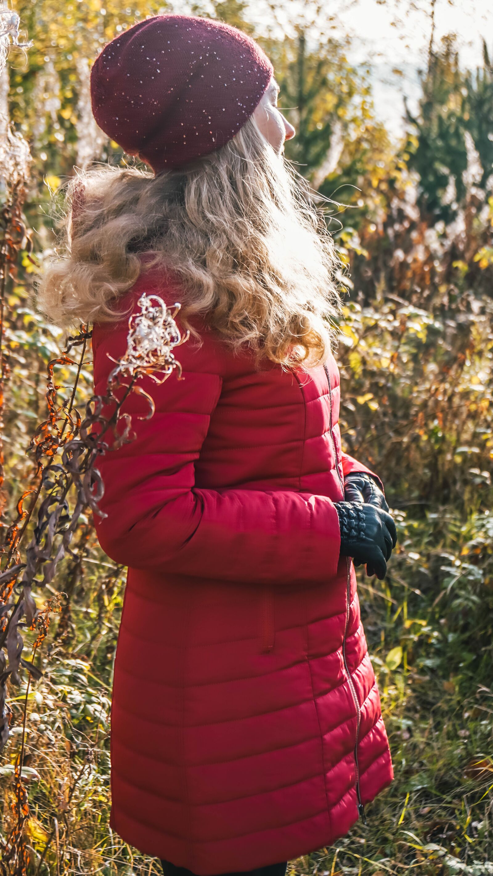 Sony a6000 + Sony Vario-Tessar T* E 16-70mm F4 ZA OSS sample photo. Girl, autumn, red photography