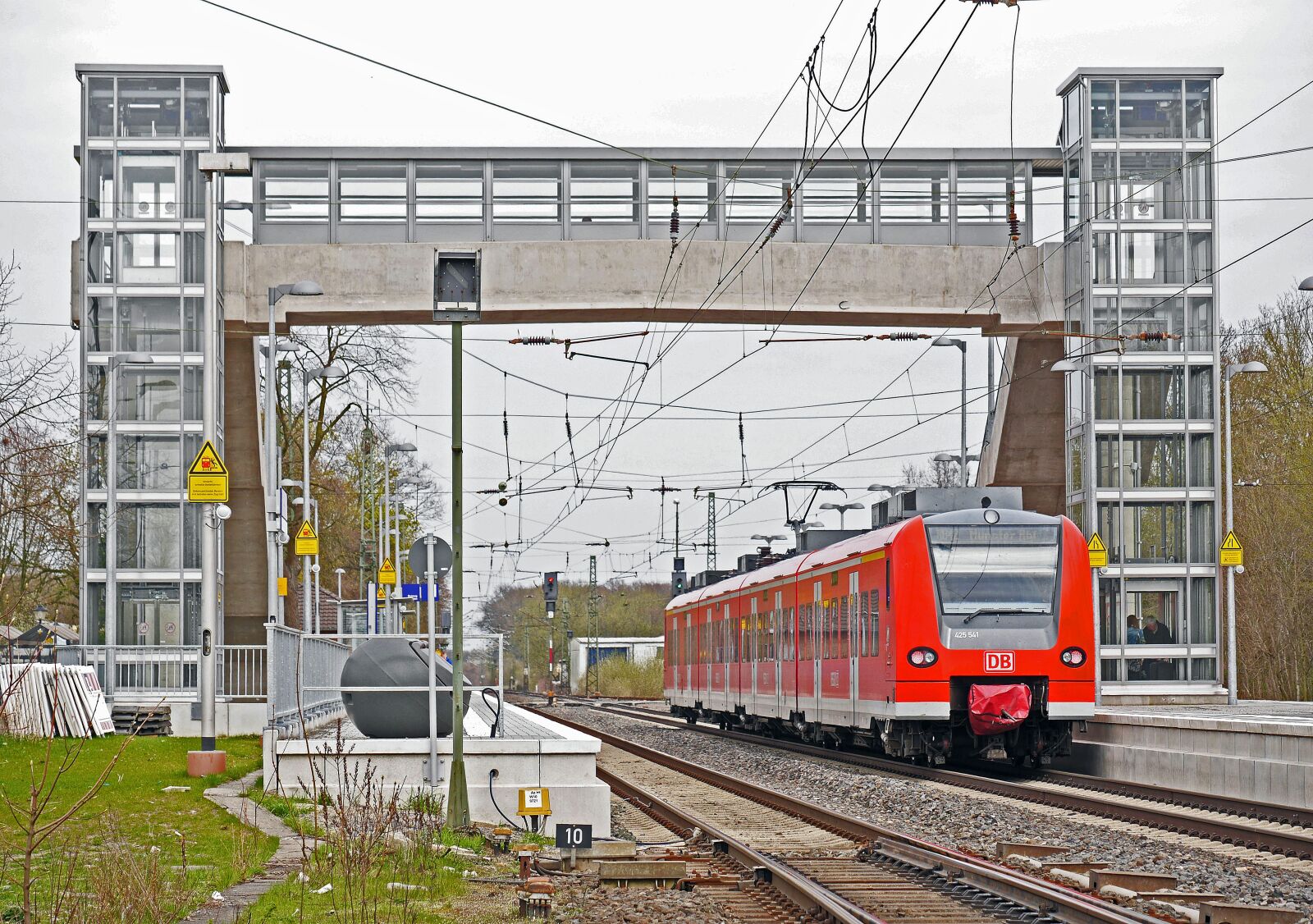 Panasonic Lumix DMC-GH3 sample photo. Railway station, platform, walk photography