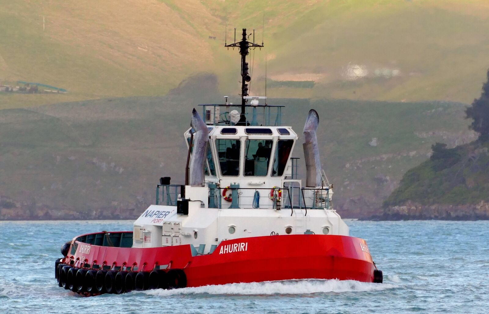 Panasonic Lumix DMC-FZ1000 sample photo. Tugboat, boat, ship photography