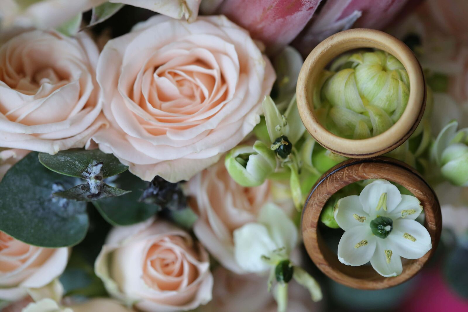 Canon EF 100mm F2.8 Macro USM sample photo. Bouquet, wedding ring, wooden photography