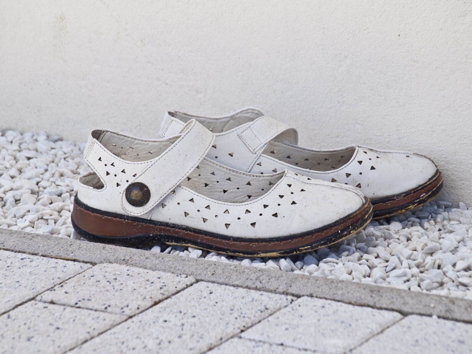 Olympus E-420 (EVOLT E-420) sample photo. Shoes, white, pebble photography
