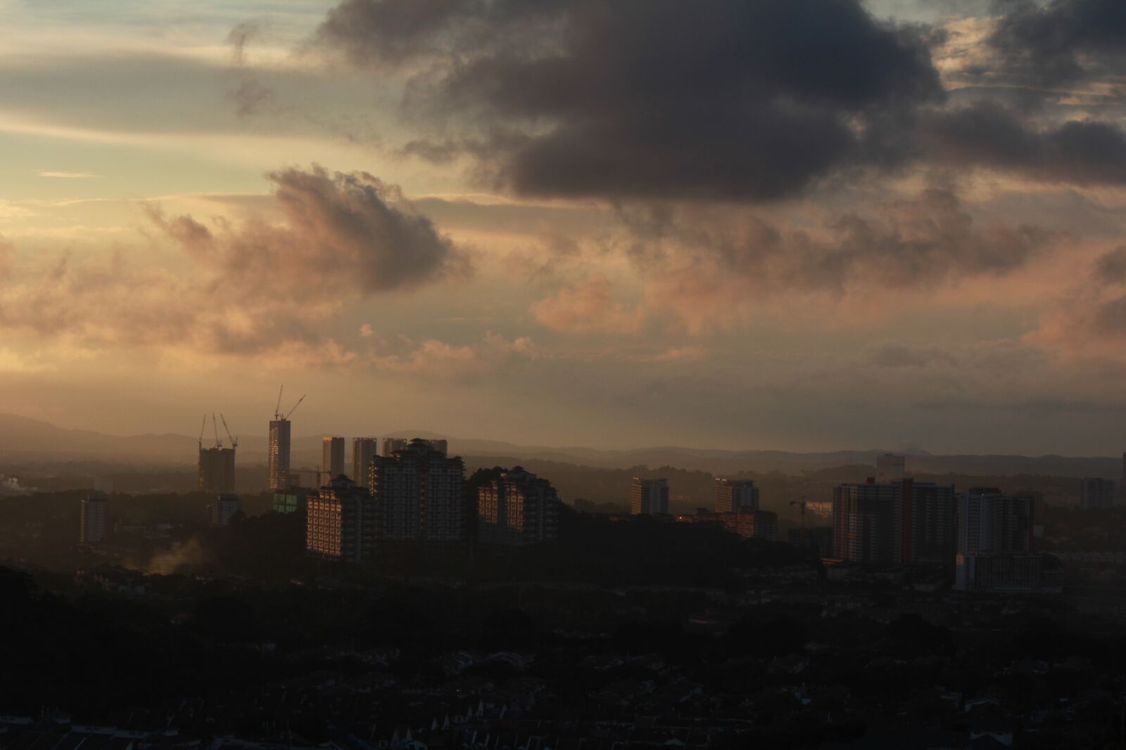 Canon EOS 550D (EOS Rebel T2i / EOS Kiss X4) sample photo. City, sunset, nature photography