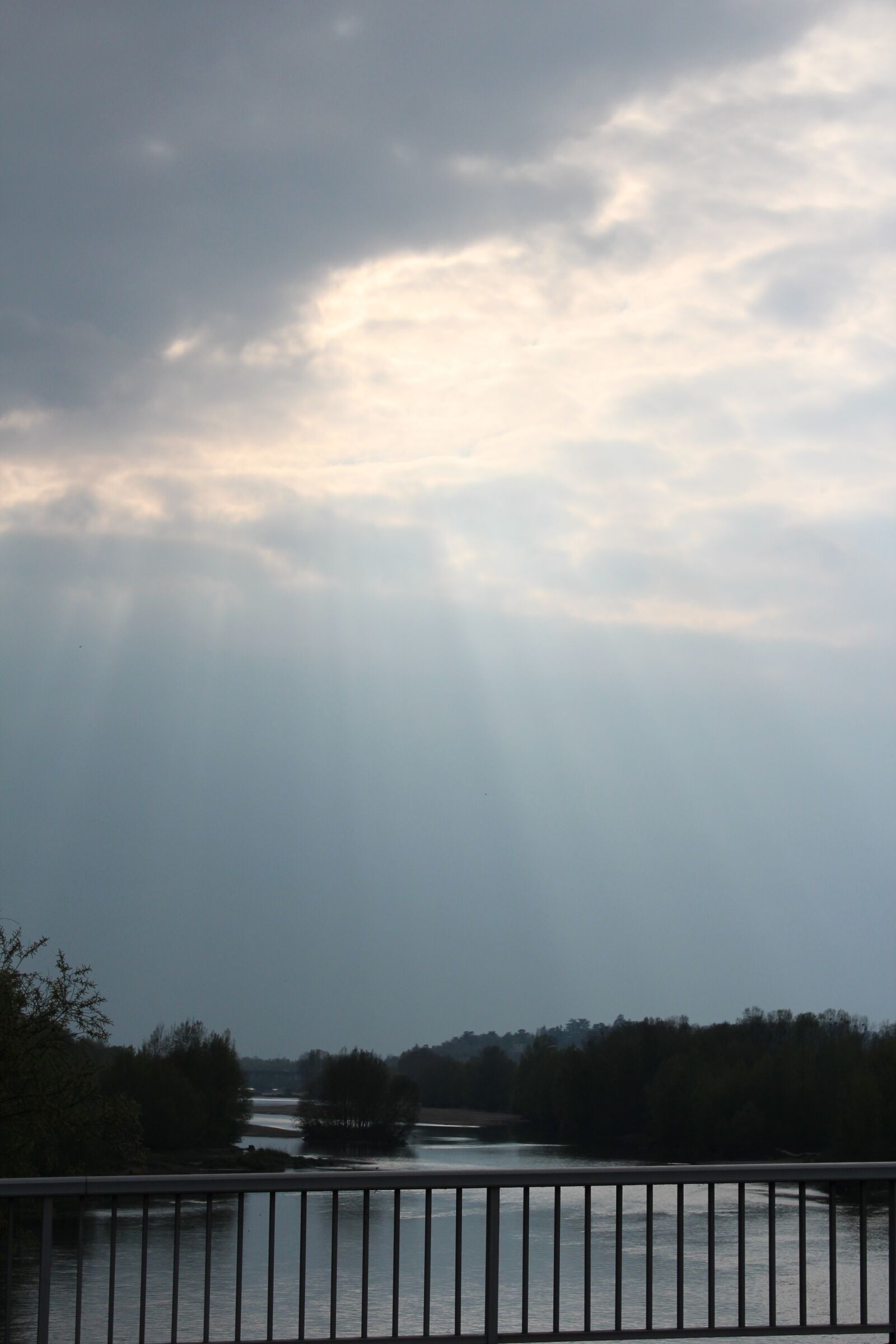Canon EOS 600D (Rebel EOS T3i / EOS Kiss X5) sample photo. Sky, river, clouds photography