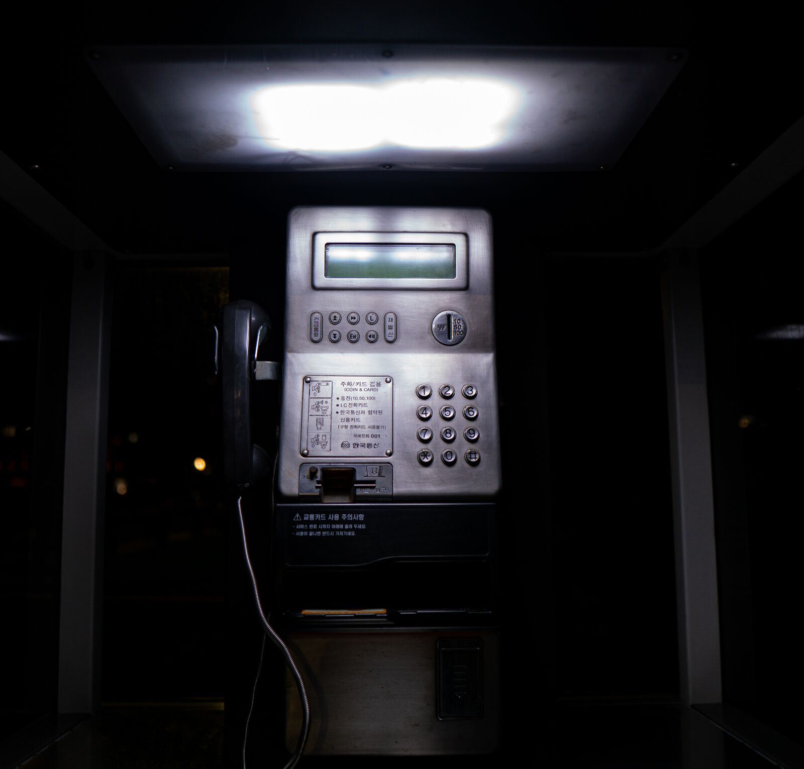Sony a6000 + Sigma 16mm F1.4 DC DN | C sample photo. Public phone, public booth photography