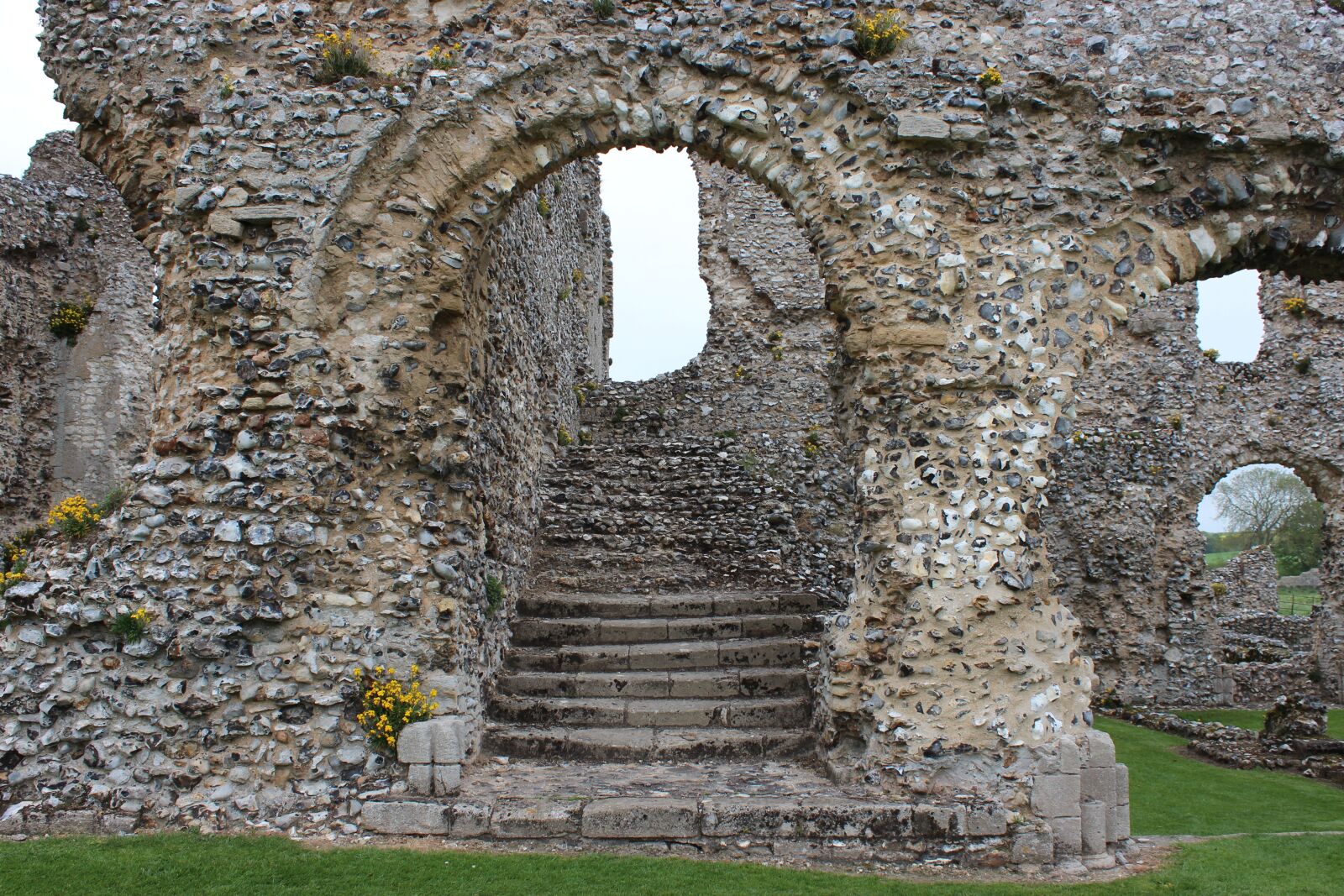 Canon EOS 600D (Rebel EOS T3i / EOS Kiss X5) + Canon EF-S 18-55mm F3.5-5.6 IS sample photo. Stairway, ruins, doorway photography