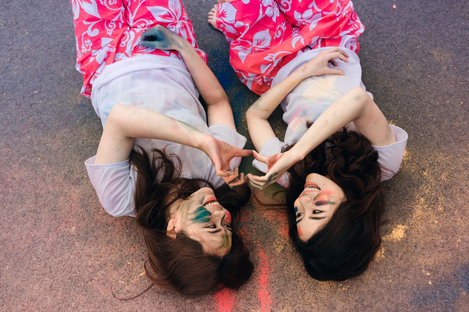 Canon EOS 5D Mark III sample photo. Women, friendship, lying down photography