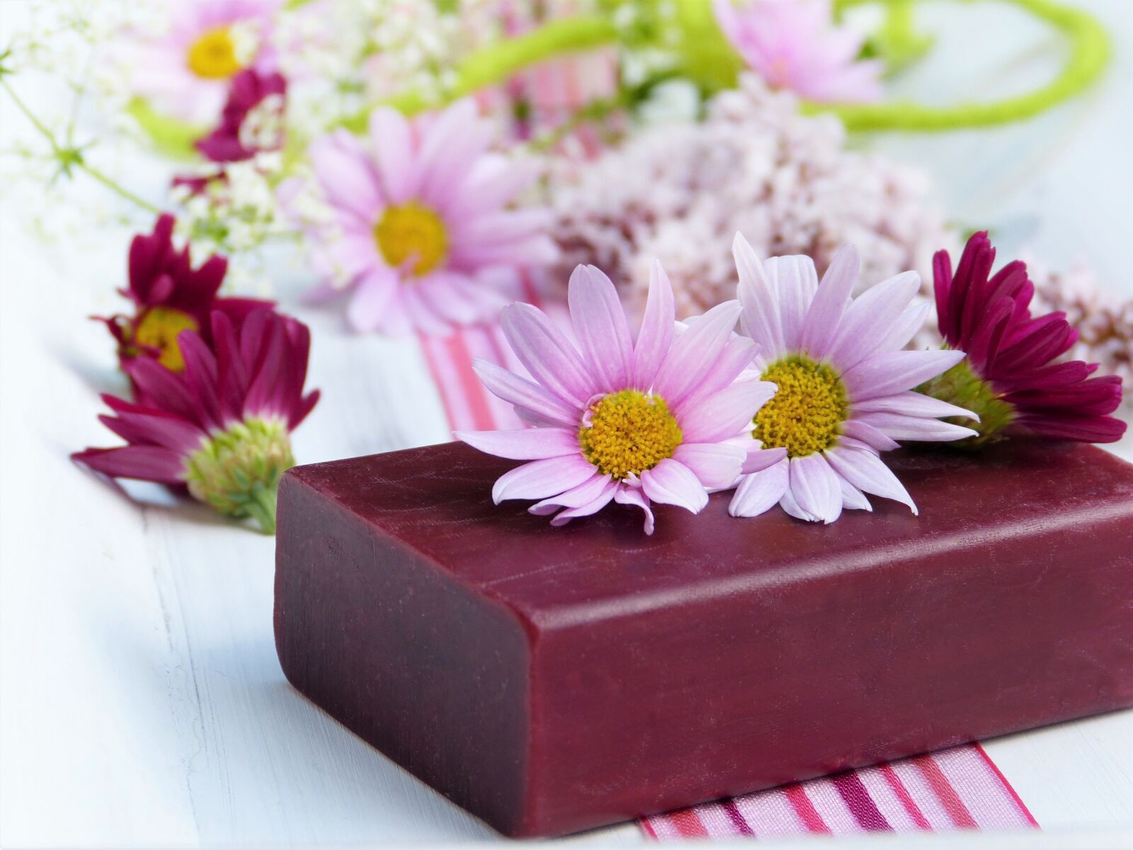 Panasonic Lumix DMC-FZ150 sample photo. Soap, flowers, daisies photography