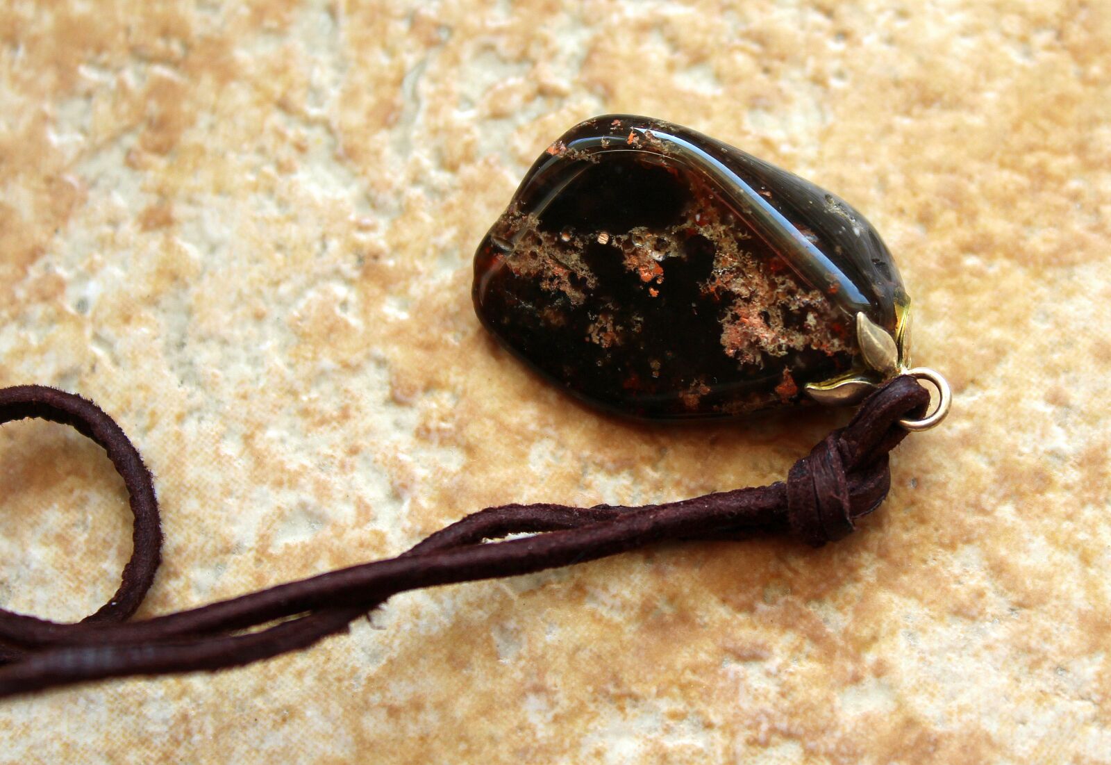 Canon EOS 1200D (EOS Rebel T5 / EOS Kiss X70 / EOS Hi) sample photo. Gemstone, necklace, nature photography