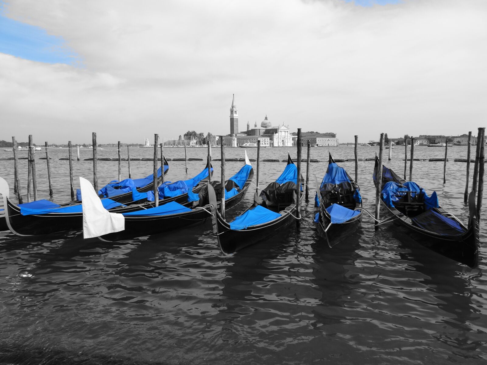 Sony Cyber-shot DSC-HX50V sample photo. Water, gondola, blue photography