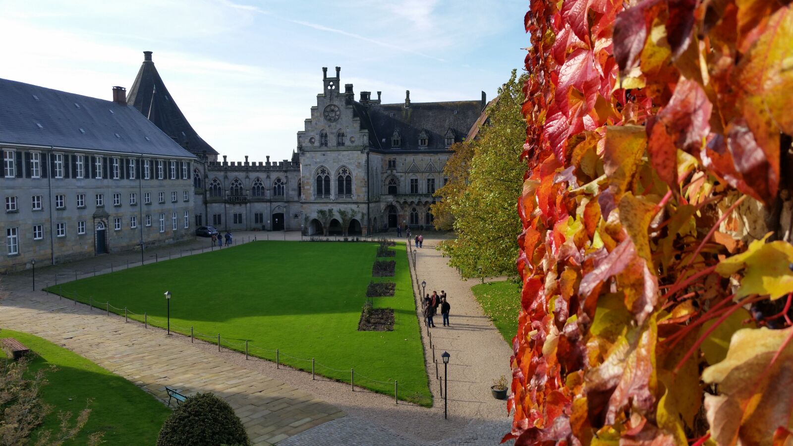 Samsung Galaxy S5 sample photo. Castle, autumn, leaves photography