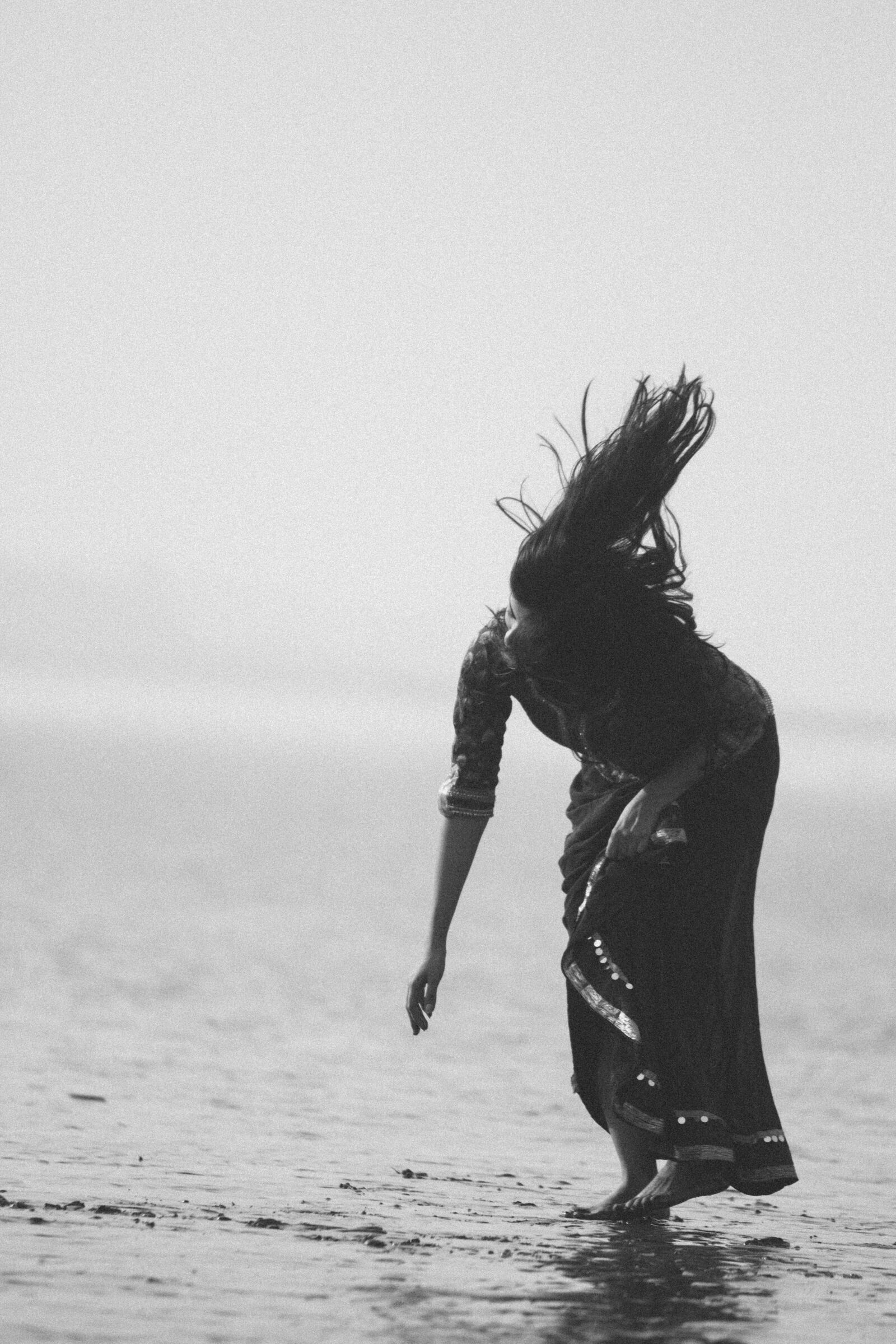 Canon EOS 7D sample photo. Bare, feet, beach, black photography