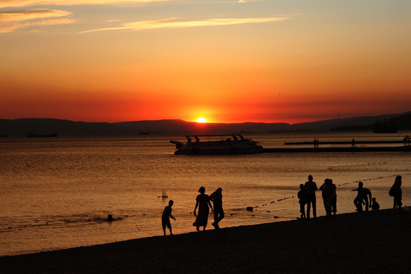Canon EOS 550D (EOS Rebel T2i / EOS Kiss X4) sample photo. People, sunset, silhouette photography